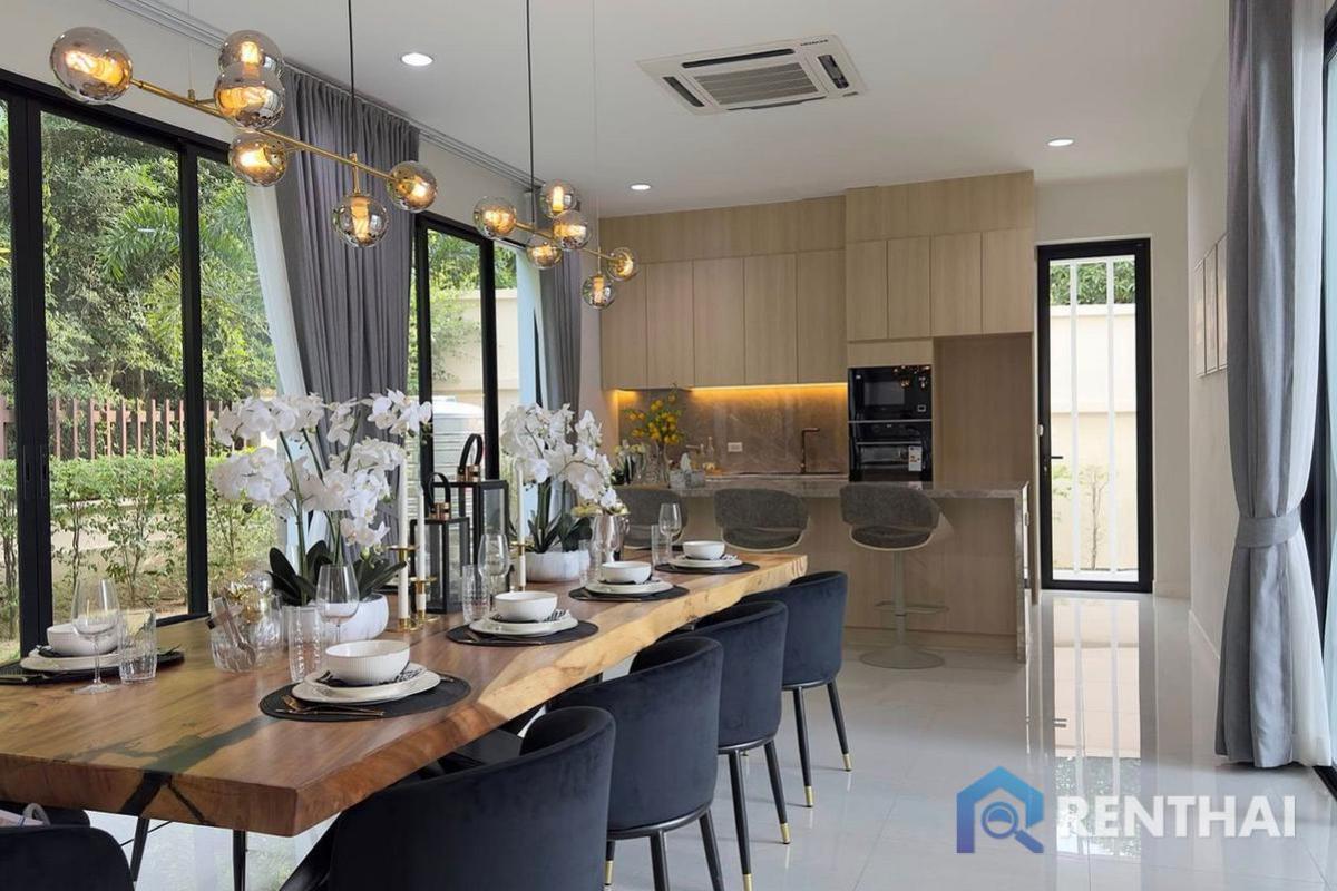 For SaleHousePattaya, Bangsaen, Chonburi : Modern private pool villa at Beachfront