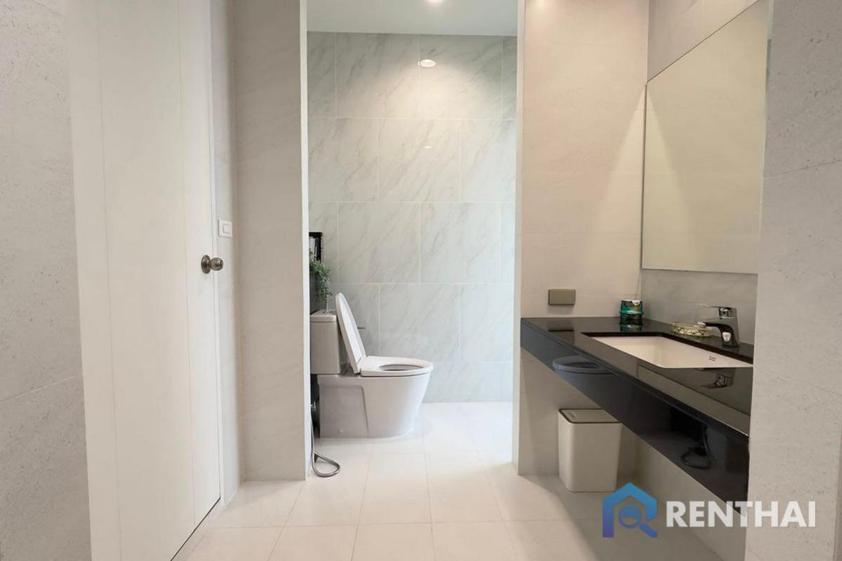 For SaleHousePattaya, Bangsaen, Chonburi : Modern private pool villa at Beachfront