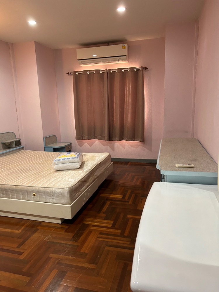 For RentTownhomeOnnut, Udomsuk : Rungcharoen Village, Udomsuk 51, 28 sq m, 5 bedrooms, 2 bathrooms, 5 air conditioners, TV, refrigerator, washing machine, 2 water heaters, ready to move in, price 25,000 baht