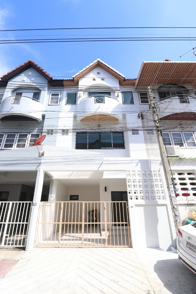 ขายทาวน์โฮมบางแค เพชรเกษม : ขายทาวน์เฮ้าส์ 3 ชั้น รีโนเวทใหม่ทั้งหลัง หมู่บ้านสุชา 1 เลียบคลองทวีวัฒนา