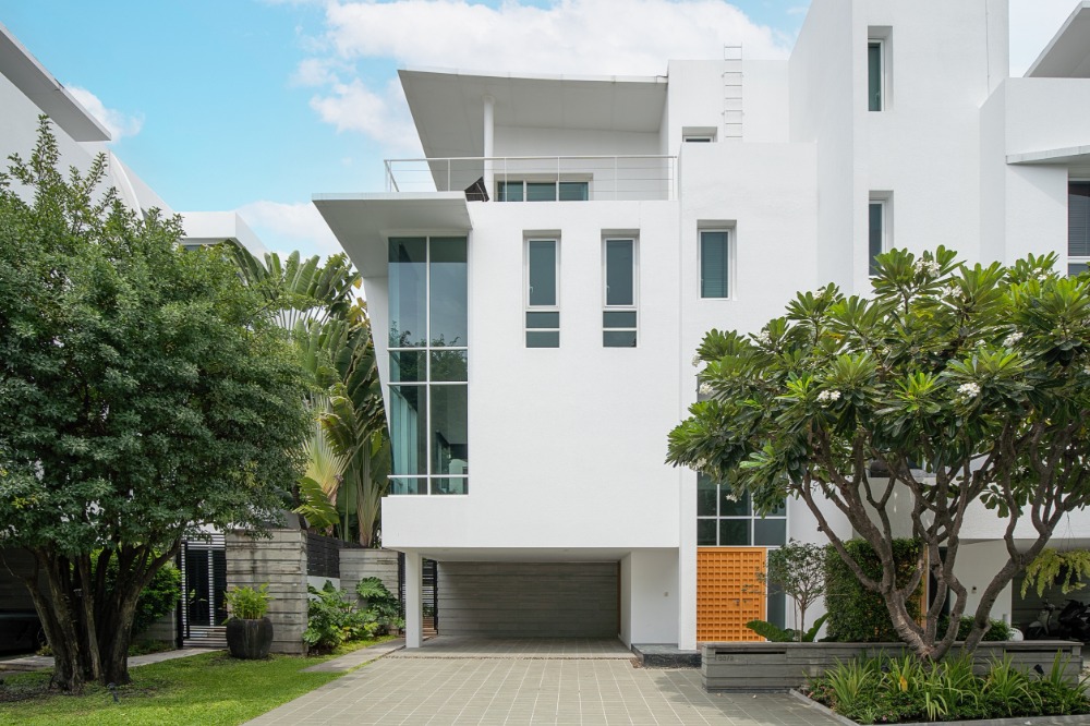 For RentHome OfficeSathorn, Narathiwat : LTHC11052– House FOR RENT 4 beds 5 baths size 450 Sq.m. Near BTS Chong Nonsi Station ONLY 170K/Month