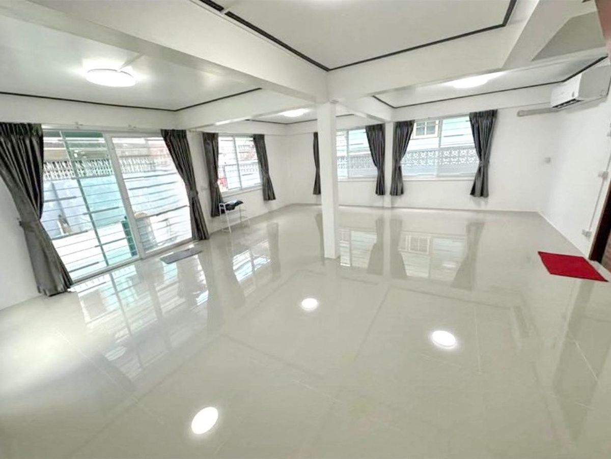 ให้เช่าบ้านรัชดา ห้วยขวาง : HK0209😊 For RENT ให้เช่า บ้านเดี่ยว 2 ชั้น,🚪3 ห้องนอน🚄ใกล้ MRT พระราม 9🏢ห้วยขวาง🔔พื้นที่บ้าน:35ตร.วา🔔พื้นที่ใช้สอย:250ตร.ม.💲เช่า:35,000฿📞O99-5919653,O65-9423251✅LineID:@sureresidence