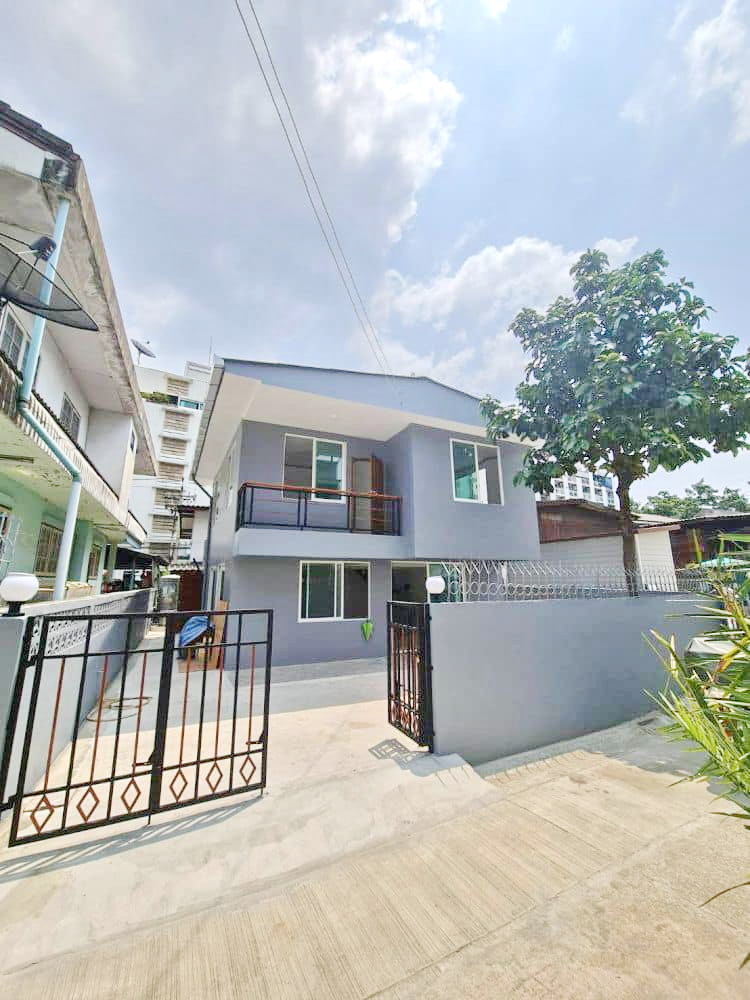 ให้เช่าบ้านรัชดา ห้วยขวาง : HK0209😊 For RENT ให้เช่า บ้านเดี่ยว 2 ชั้น,🚪3 ห้องนอน🚄ใกล้ MRT พระราม 9🏢ห้วยขวาง🔔พื้นที่บ้าน:35ตร.วา🔔พื้นที่ใช้สอย:250ตร.ม.💲เช่า:35,000฿📞O99-5919653,O65-9423251✅LineID:@sureresidence