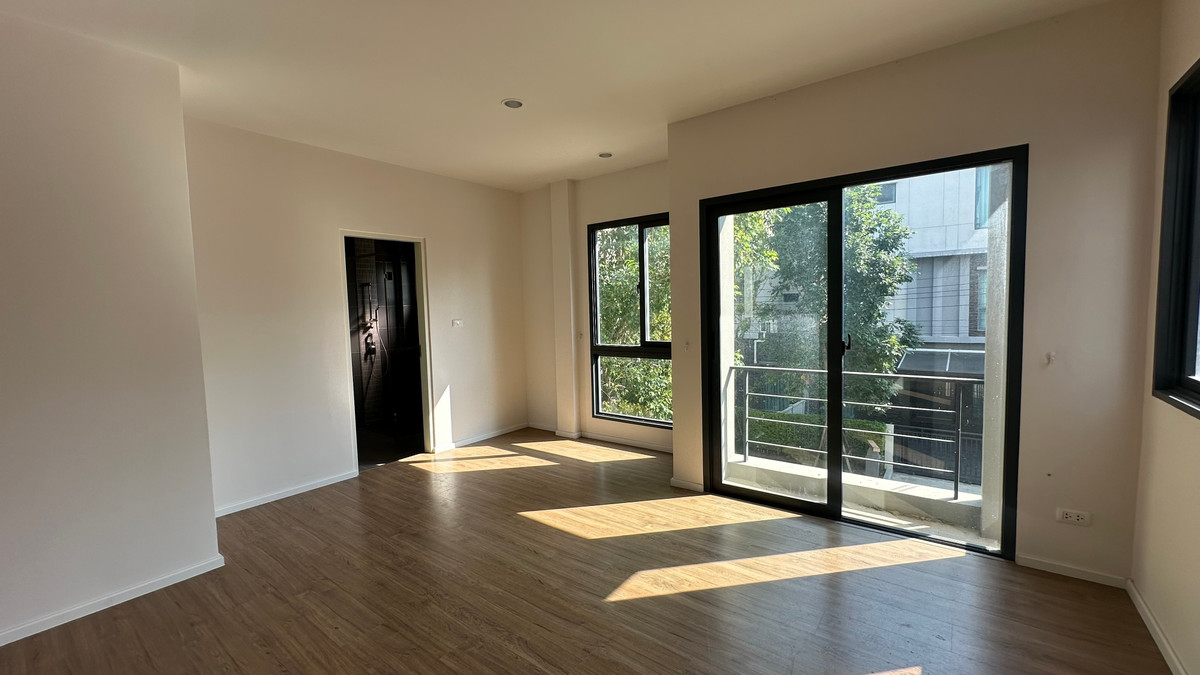 For SaleHouseLadkrabang, Suwannaphum Airport : For sale: semi-detached house, Baan Klang Muang, The Edition, Bangna-Wongwaen, 4 bedrooms, 4 bathrooms, 38.5 square wah