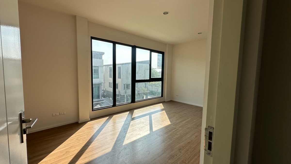 For SaleHouseLadkrabang, Suwannaphum Airport : For sale: semi-detached house, Baan Klang Muang, The Edition, Bangna-Wongwaen, 4 bedrooms, 4 bathrooms, 38.5 square wah