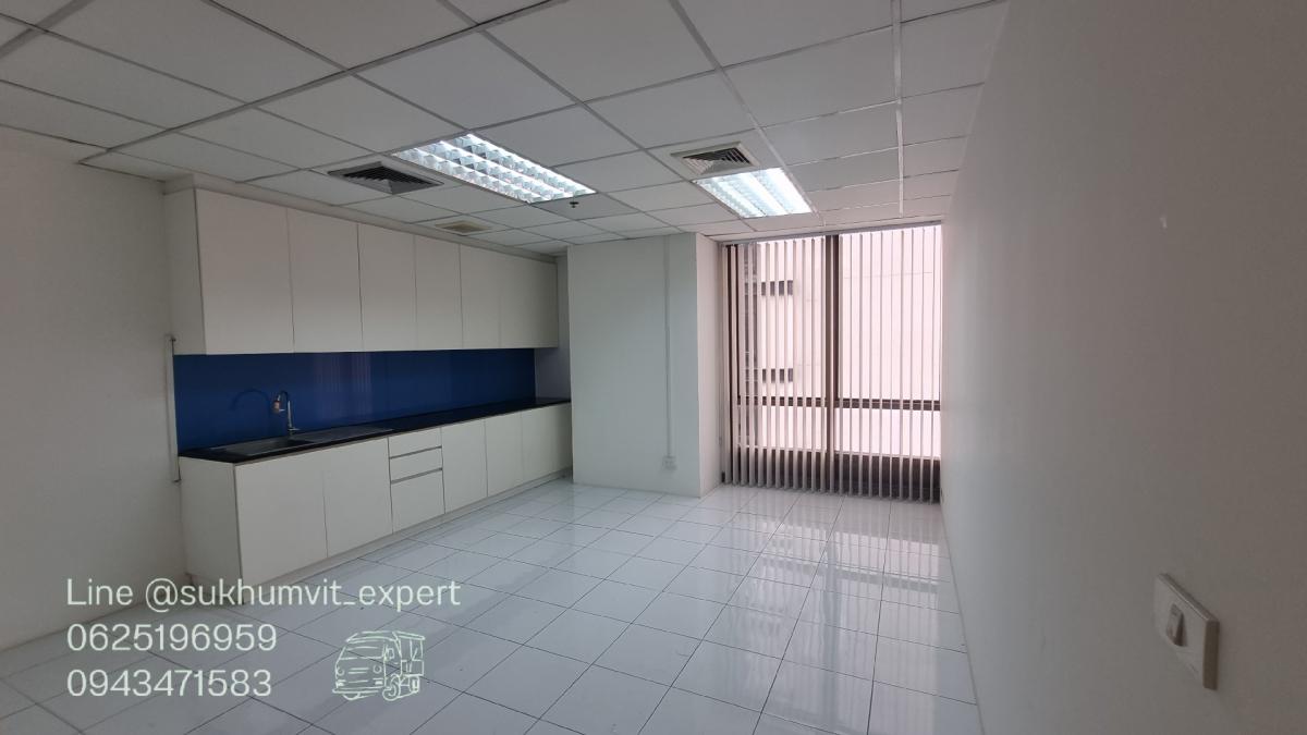 For RentOfficeSukhumvit, Asoke, Thonglor : Asoke Montri office for rent 180 square meters 550 baht/square meter, good location, beautifully decorated