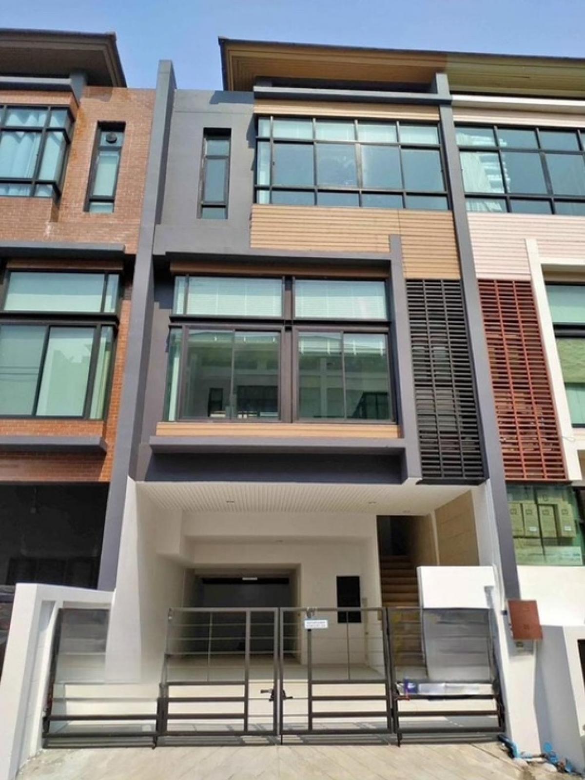 ให้เช่าโฮมออฟฟิศเลียบทางด่วนรามอินทรา : ปล่อยเช่า Home office, ออฟฟิศ สตูดิโอ ไลฟ์สด สินค้าออนไลน์ ตั้งอยู่ ศรีวรา ทาวน์อินทาวน์ ใกล้กับ ห้าง CDC, จอดรถได้ 3 คัน