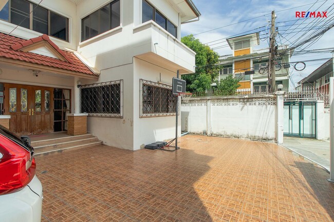 ขายบ้านวงเวียนใหญ่ เจริญนคร : (ขายด่วน) 🔥🌟ขายบ้านเดี่ยวใกล้ตลาดท่าดินแดง ซอยสมเด็จเจ้าพระยา 12(ซอยสิทธิเกษม) คลองสาน เดินทางสะดวก BTS สายสีทอง 68.5 ตร.ว. ราคา 11 ล้านบาท 🌟🔥