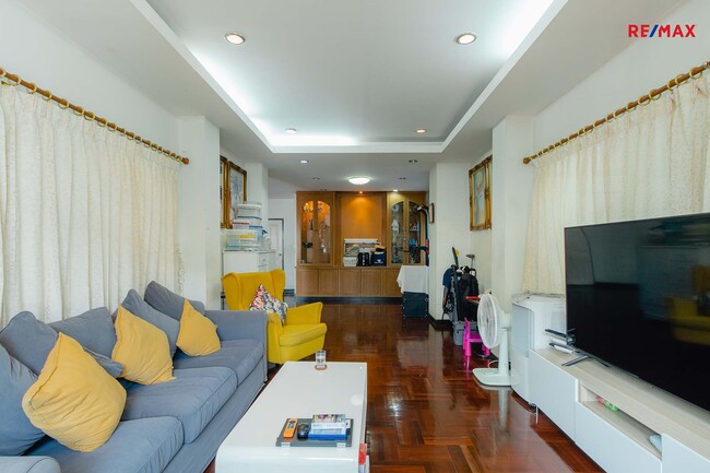 ขายบ้านวงเวียนใหญ่ เจริญนคร : (ขายด่วน) 🔥🌟ขายบ้านเดี่ยวใกล้ตลาดท่าดินแดง ซอยสมเด็จเจ้าพระยา 12(ซอยสิทธิเกษม) คลองสาน เดินทางสะดวก BTS สายสีทอง 68.5 ตร.ว. ราคา 11 ล้านบาท 🌟🔥