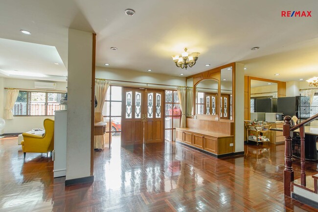 ขายบ้านวงเวียนใหญ่ เจริญนคร : (ขายด่วน) 🔥🌟ขายบ้านเดี่ยวใกล้ตลาดท่าดินแดง ซอยสมเด็จเจ้าพระยา 12(ซอยสิทธิเกษม) คลองสาน เดินทางสะดวก BTS สายสีทอง 68.5 ตร.ว. ราคา 11 ล้านบาท 🌟🔥