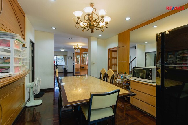 ขายบ้านวงเวียนใหญ่ เจริญนคร : (ขายด่วน) 🔥🌟ขายบ้านเดี่ยวใกล้ตลาดท่าดินแดง ซอยสมเด็จเจ้าพระยา 12(ซอยสิทธิเกษม) คลองสาน เดินทางสะดวก BTS สายสีทอง 68.5 ตร.ว. ราคา 11 ล้านบาท 🌟🔥