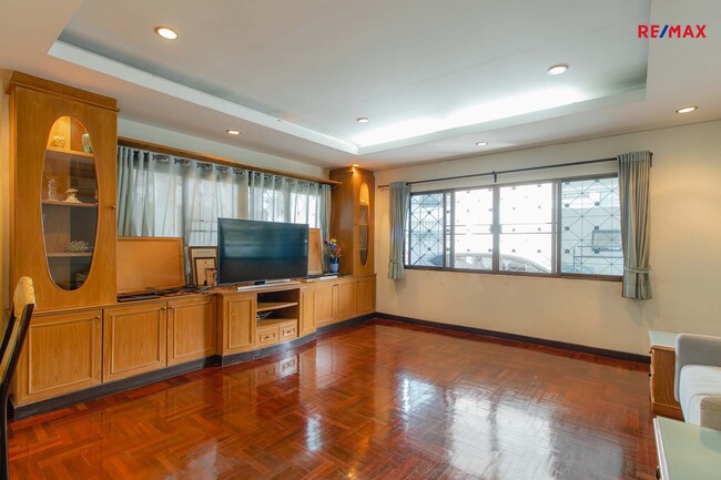 ขายบ้านวงเวียนใหญ่ เจริญนคร : (ขายด่วน) 🔥🌟ขายบ้านเดี่ยวใกล้ตลาดท่าดินแดง ซอยสมเด็จเจ้าพระยา 12(ซอยสิทธิเกษม) คลองสาน เดินทางสะดวก BTS สายสีทอง 68.5 ตร.ว. ราคา 11 ล้านบาท 🌟🔥