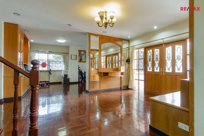 ขายบ้านวงเวียนใหญ่ เจริญนคร : (ขายด่วน) 🔥🌟ขายบ้านเดี่ยวใกล้ตลาดท่าดินแดง ซอยสมเด็จเจ้าพระยา 12(ซอยสิทธิเกษม) คลองสาน เดินทางสะดวก BTS สายสีทอง 68.5 ตร.ว. ราคา 11 ล้านบาท 🌟🔥