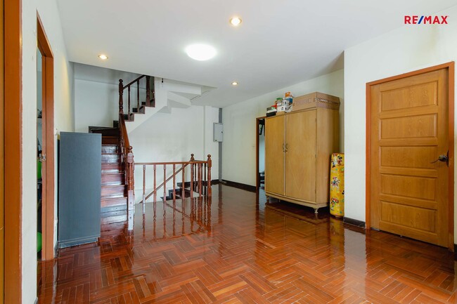 ขายบ้านวงเวียนใหญ่ เจริญนคร : (ขายด่วน) 🔥🌟ขายบ้านเดี่ยวใกล้ตลาดท่าดินแดง ซอยสมเด็จเจ้าพระยา 12(ซอยสิทธิเกษม) คลองสาน เดินทางสะดวก BTS สายสีทอง 68.5 ตร.ว. ราคา 11 ล้านบาท 🌟🔥