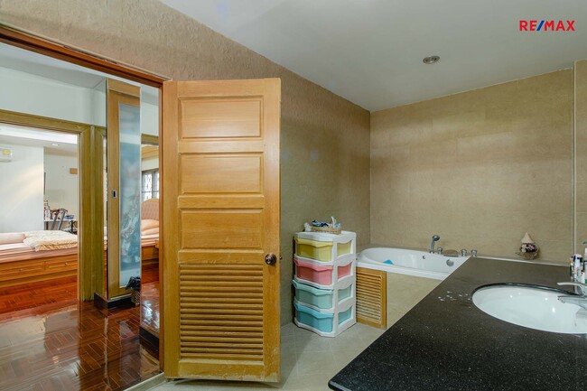 ขายบ้านวงเวียนใหญ่ เจริญนคร : (ขายด่วน) 🔥🌟ขายบ้านเดี่ยวใกล้ตลาดท่าดินแดง ซอยสมเด็จเจ้าพระยา 12(ซอยสิทธิเกษม) คลองสาน เดินทางสะดวก BTS สายสีทอง 68.5 ตร.ว. ราคา 11 ล้านบาท 🌟🔥