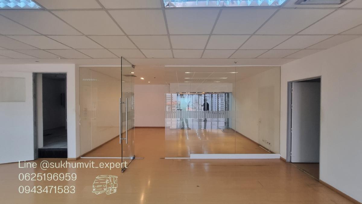 For RentOfficeSukhumvit, Asoke, Thonglor : Asoke Montri office for rent 565 sq.m. good location, good condition