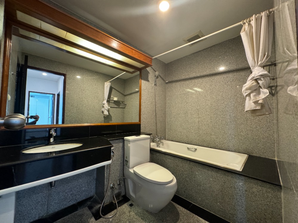 ให้เช่าคอนโดวิทยุ ชิดลม หลังสวน : Special! 3 Bedrooms with a Maid Room in the langsuan Area, Near BTS Chidlom, Opposite Veela and Close to Convenient Amenities.