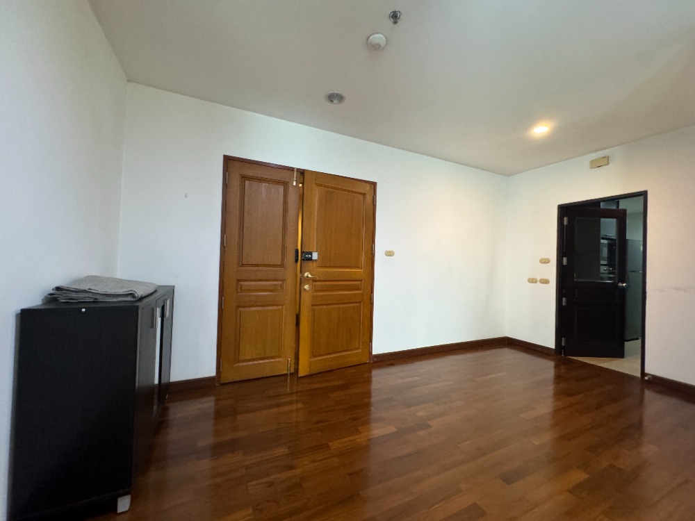 ให้เช่าคอนโดวิทยุ ชิดลม หลังสวน : Special! 3 Bedrooms with a Maid Room in the langsuan Area, Near BTS Chidlom, Opposite Veela and Close to Convenient Amenities.