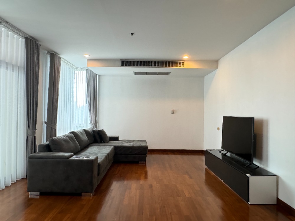 ให้เช่าคอนโดวิทยุ ชิดลม หลังสวน : Special! 3 Bedrooms with a Maid Room in the langsuan Area, Near BTS Chidlom, Opposite Veela and Close to Convenient Amenities.
