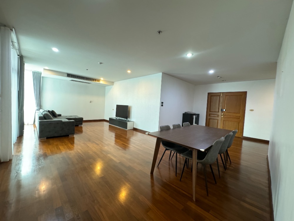 ให้เช่าคอนโดวิทยุ ชิดลม หลังสวน : Special! 3 Bedrooms with a Maid Room in the langsuan Area, Near BTS Chidlom, Opposite Veela and Close to Convenient Amenities.
