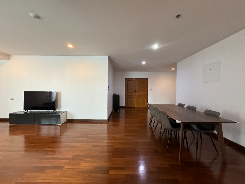 ให้เช่าคอนโดวิทยุ ชิดลม หลังสวน : Special! 3 Bedrooms with a Maid Room in the langsuan Area, Near BTS Chidlom, Opposite Veela and Close to Convenient Amenities.