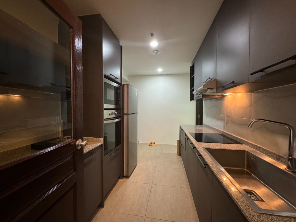 ให้เช่าคอนโดวิทยุ ชิดลม หลังสวน : Special! 3 Bedrooms with a Maid Room in the langsuan Area, Near BTS Chidlom, Opposite Veela and Close to Convenient Amenities.