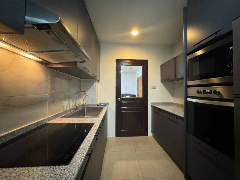 ให้เช่าคอนโดวิทยุ ชิดลม หลังสวน : Special! 3 Bedrooms with a Maid Room in the langsuan Area, Near BTS Chidlom, Opposite Veela and Close to Convenient Amenities.