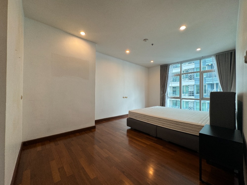 ให้เช่าคอนโดวิทยุ ชิดลม หลังสวน : Special! 3 Bedrooms with a Maid Room in the langsuan Area, Near BTS Chidlom, Opposite Veela and Close to Convenient Amenities.