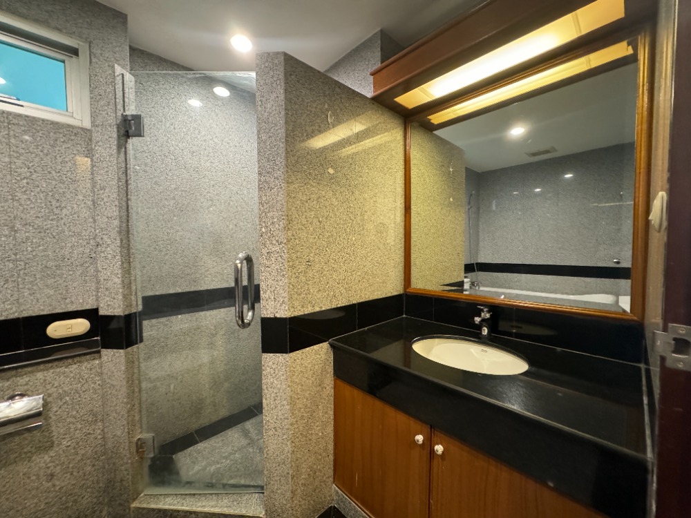 ให้เช่าคอนโดวิทยุ ชิดลม หลังสวน : Special! 3 Bedrooms with a Maid Room in the langsuan Area, Near BTS Chidlom, Opposite Veela and Close to Convenient Amenities.