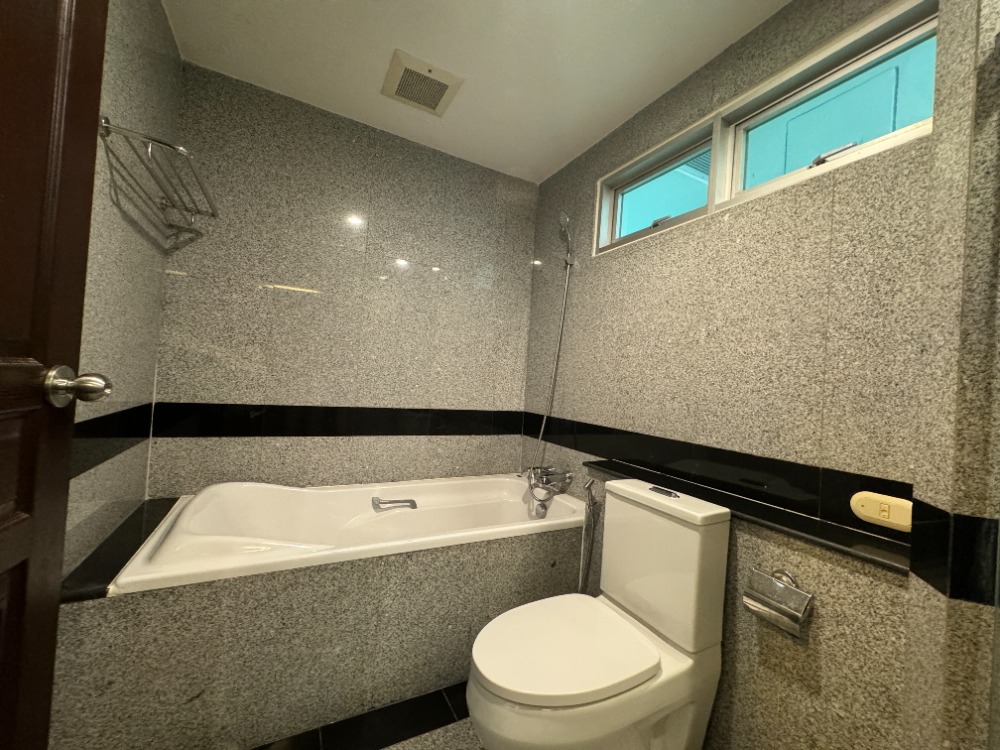 ให้เช่าคอนโดวิทยุ ชิดลม หลังสวน : Special! 3 Bedrooms with a Maid Room in the langsuan Area, Near BTS Chidlom, Opposite Veela and Close to Convenient Amenities.