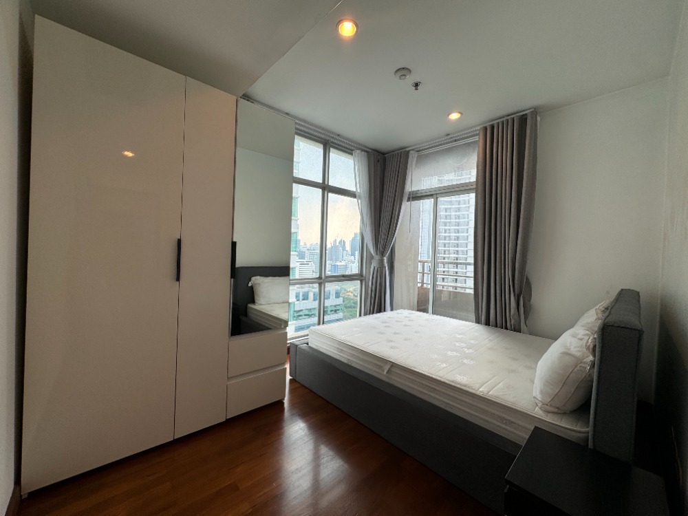 ให้เช่าคอนโดวิทยุ ชิดลม หลังสวน : Special! 3 Bedrooms with a Maid Room in the langsuan Area, Near BTS Chidlom, Opposite Veela and Close to Convenient Amenities.