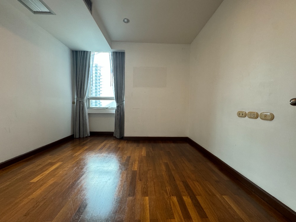 ให้เช่าคอนโดวิทยุ ชิดลม หลังสวน : Special! 3 Bedrooms with a Maid Room in the langsuan Area, Near BTS Chidlom, Opposite Veela and Close to Convenient Amenities.