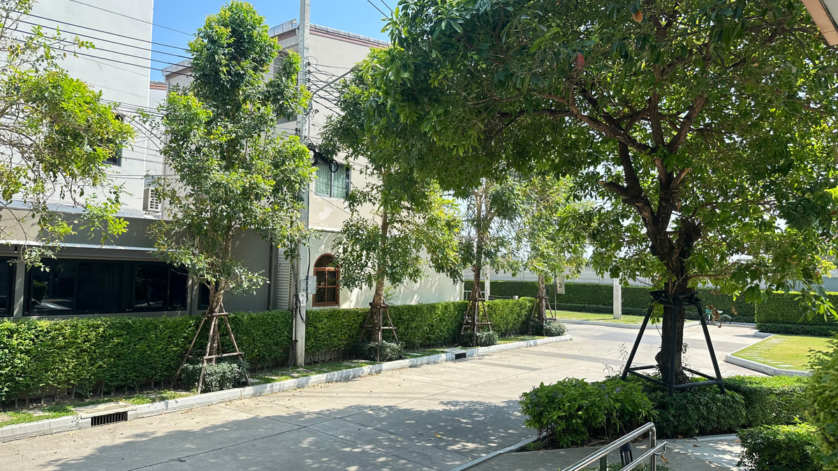 For SaleHouseLadkrabang, Suwannaphum Airport : For sale: semi-detached house, Baan Klang Muang, The Edition, Bangna-Wongwaen, 4 bedrooms, 4 bathrooms, 38.5 square wah