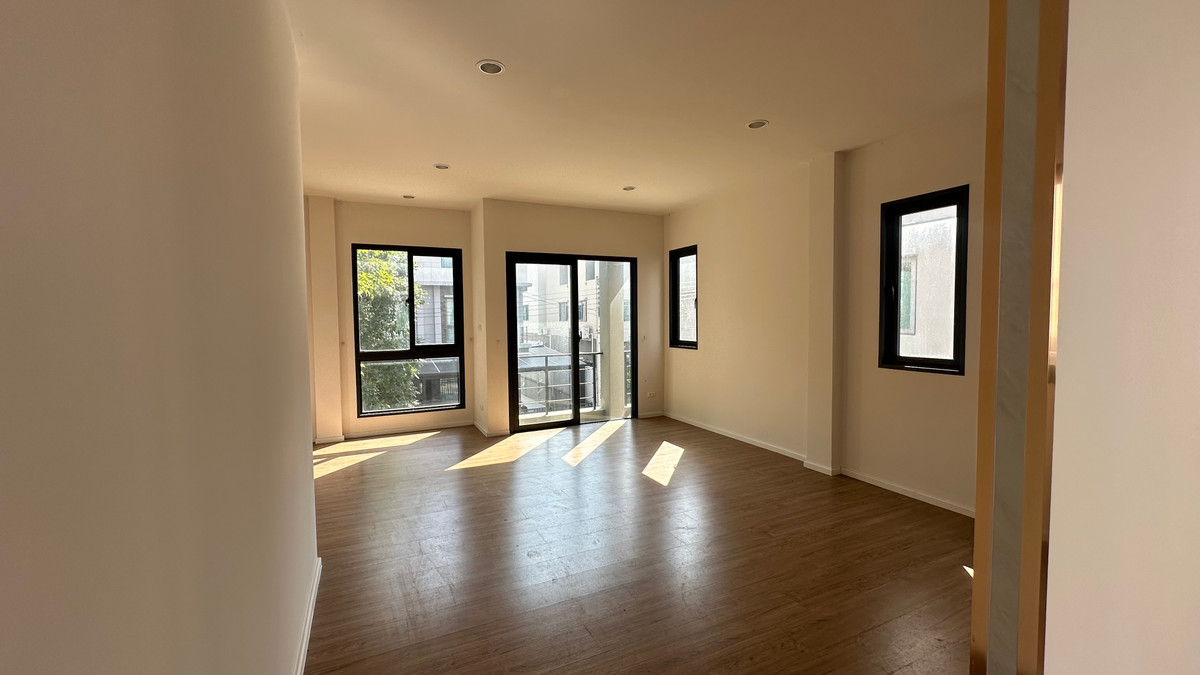 For SaleHouseLadkrabang, Suwannaphum Airport : For sale: semi-detached house, Baan Klang Muang, The Edition, Bangna-Wongwaen, 4 bedrooms, 4 bathrooms, 38.5 square wah