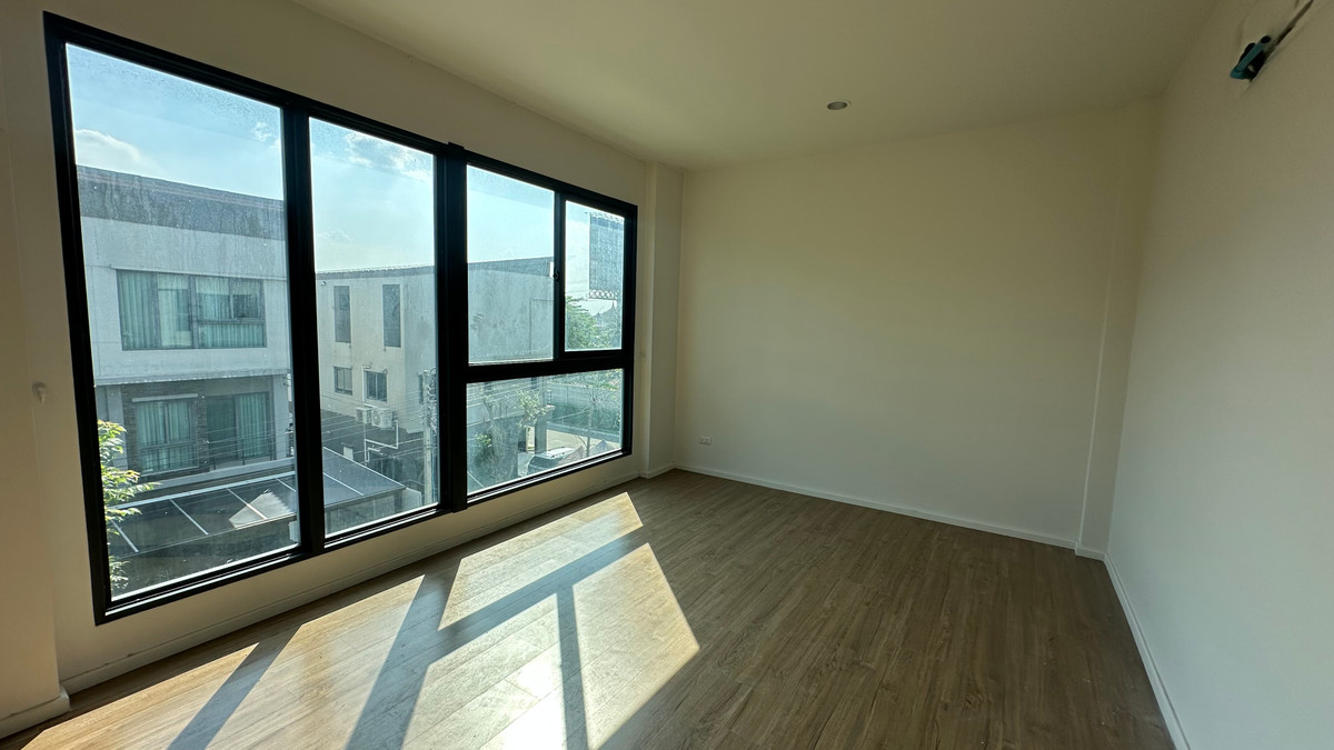 For SaleHouseLadkrabang, Suwannaphum Airport : For sale: semi-detached house, Baan Klang Muang, The Edition, Bangna-Wongwaen, 4 bedrooms, 4 bathrooms, 38.5 square wah