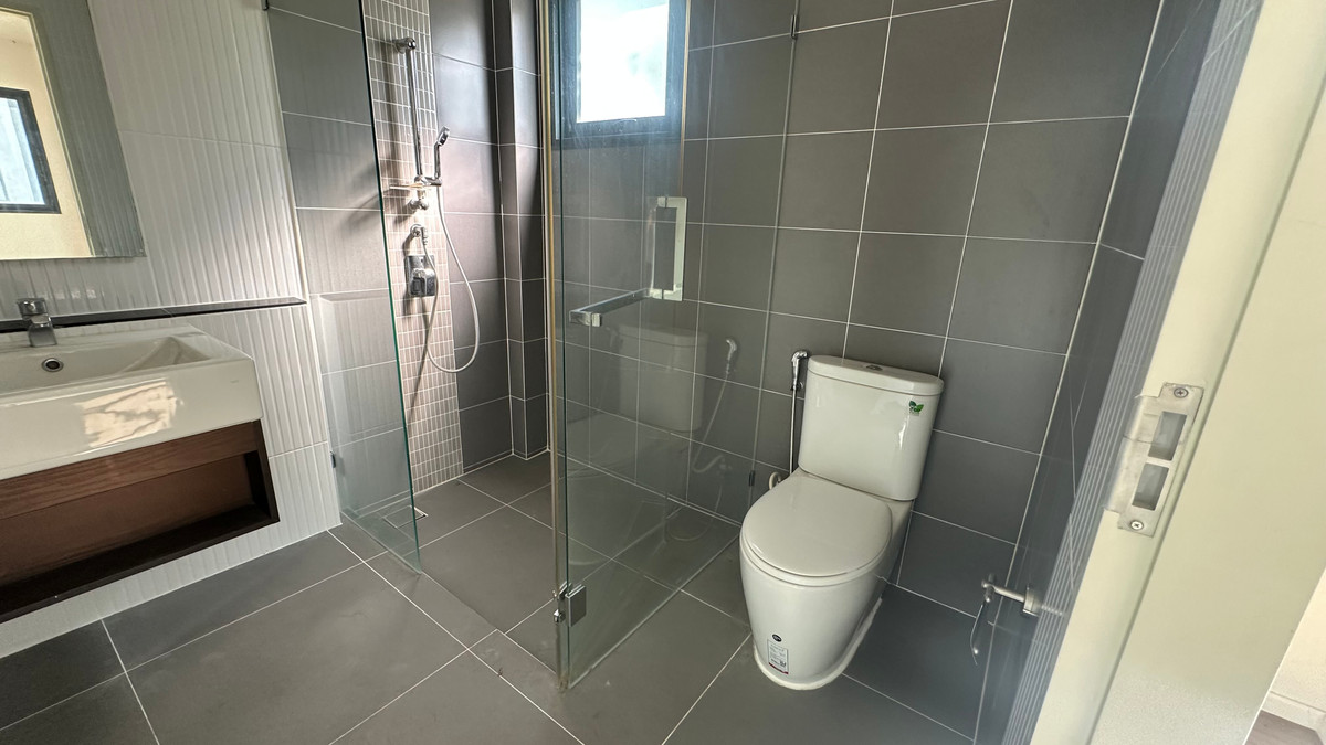 For SaleHouseLadkrabang, Suwannaphum Airport : For sale: semi-detached house, Baan Klang Muang, The Edition, Bangna-Wongwaen, 4 bedrooms, 4 bathrooms, 38.5 square wah