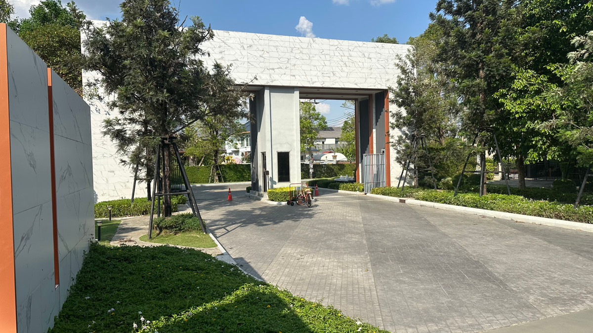 For SaleHouseLadkrabang, Suwannaphum Airport : For sale: semi-detached house, Baan Klang Muang, The Edition, Bangna-Wongwaen, 4 bedrooms, 4 bathrooms, 38.5 square wah