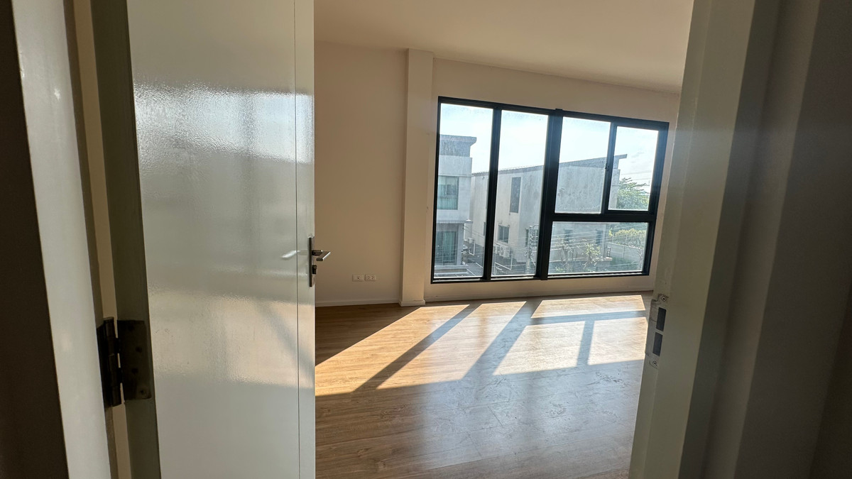 For SaleHouseLadkrabang, Suwannaphum Airport : For sale: semi-detached house, Baan Klang Muang, The Edition, Bangna-Wongwaen, 4 bedrooms, 4 bathrooms, 38.5 square wah