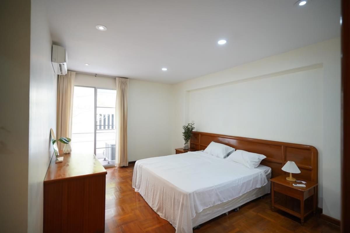ให้เช่าคอนโดสุขุมวิท อโศก ทองหล่อ : 📢👇Huge size petfriendly unit for 2 beds in Em District area , long big balcony, no weight limit for dog