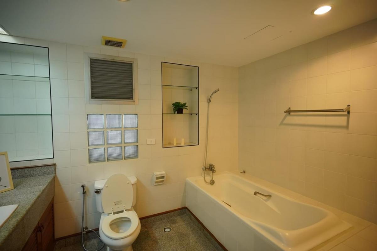 ให้เช่าคอนโดสุขุมวิท อโศก ทองหล่อ : 📢👇Huge size petfriendly unit for 2 beds in Em District area , long big balcony, no weight limit for dog