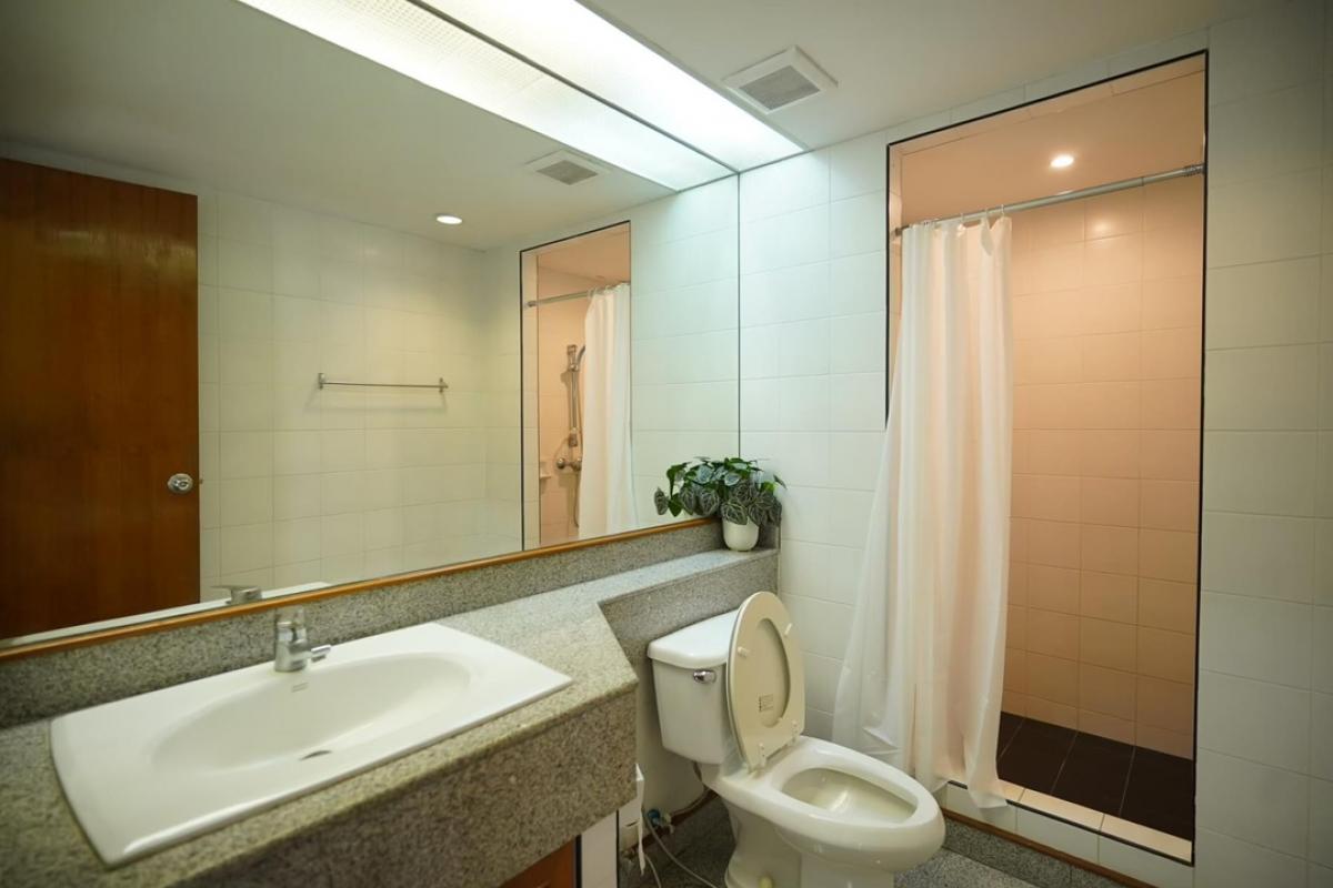 ให้เช่าคอนโดสุขุมวิท อโศก ทองหล่อ : 📢👇Huge size petfriendly unit for 2 beds in Em District area , long big balcony, no weight limit for dog