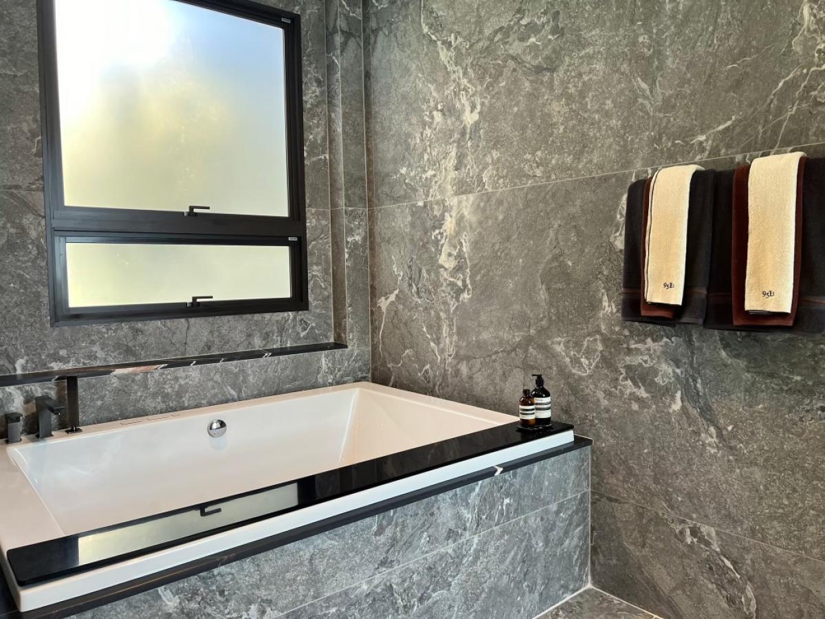 ขายบ้านเลียบทางด่วนรามอินทรา : 📍𝐇𝐎𝐓 𝐃𝐄𝐀𝐋 95E1 (ไนน์ตี้ไฟว์ อีสต์วัน )| 842 Sq.m | 4 Bed 7 Bath | 90,000,000 M.| Contact 086-795-9997 (จิมมี่)