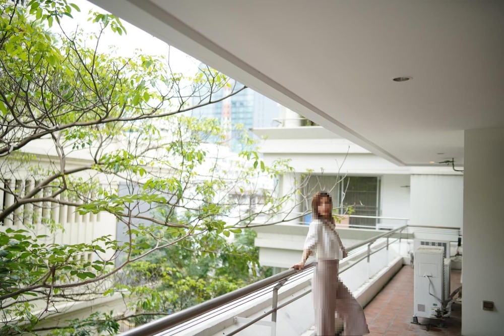 ให้เช่าคอนโดสุขุมวิท อโศก ทองหล่อ : 📢👇Huge size petfriendly unit for 2 beds in Em District area , long big balcony, no weight limit for dog