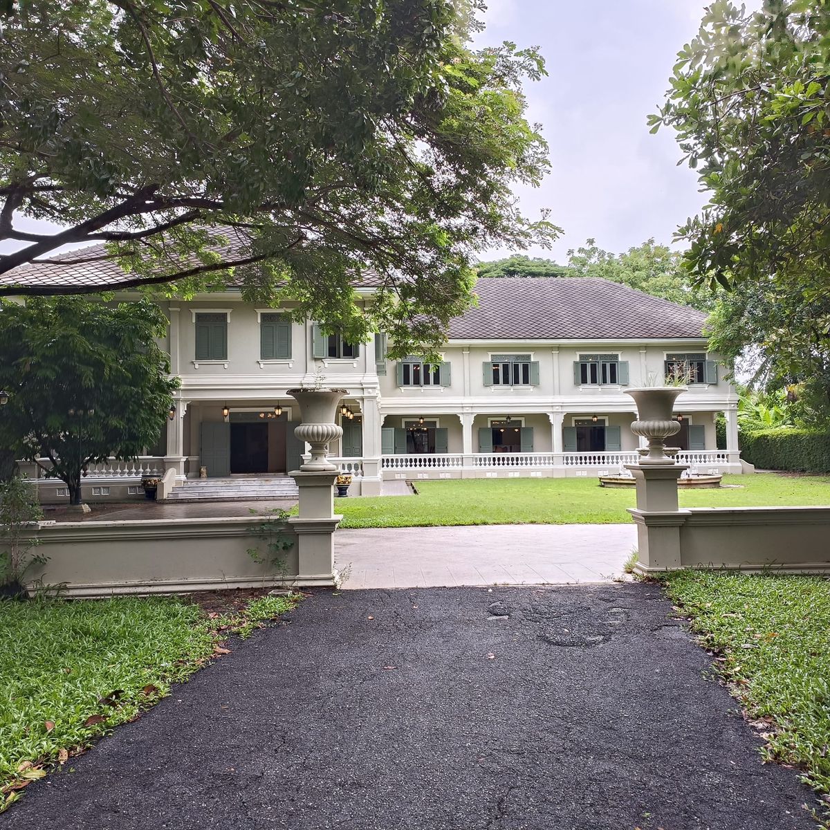 For SaleHouseMahachai Samut Sakhon : French Colonial House for Sale, land area 3-2-43 rai, 3 buildings, located in Krathum Baen, Samut Sakhon, for residence or rent for film, drama, commercial shoots