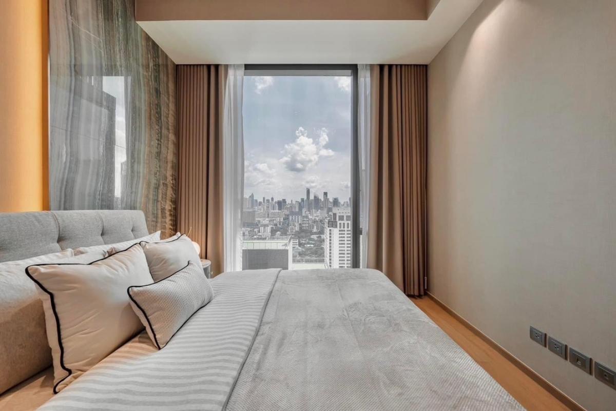 ขายคอนโดวิทยุ ชิดลม หลังสวน : 📢👇 Sell with tenant til October 25Grab or gone! Good deal and worth price for both living or investing, close to Central Chidlom, Central Embassy, Central World, city view facing east, high ceiling, featuring Grey Onyx Vein marble walls from brand Arioste