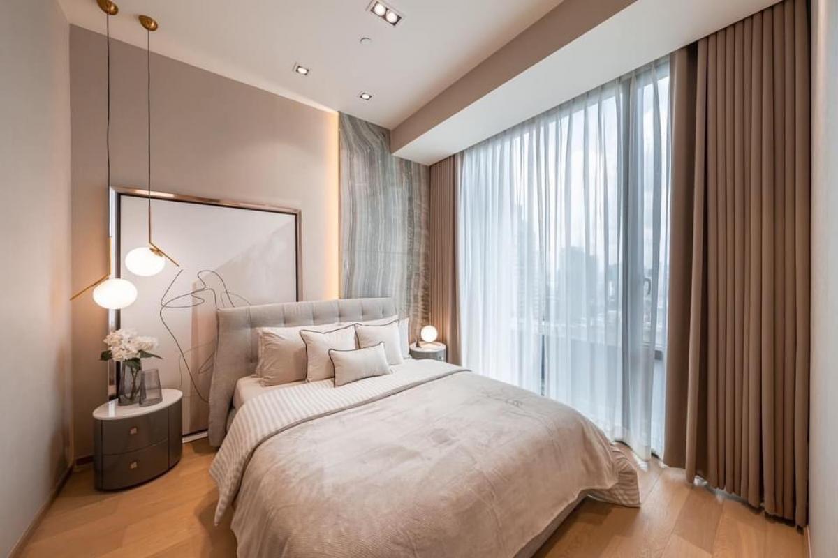 ขายคอนโดวิทยุ ชิดลม หลังสวน : 📢👇 Sell with tenant til October 25Grab or gone! Good deal and worth price for both living or investing, close to Central Chidlom, Central Embassy, Central World, city view facing east, high ceiling, featuring Grey Onyx Vein marble walls from brand Arioste