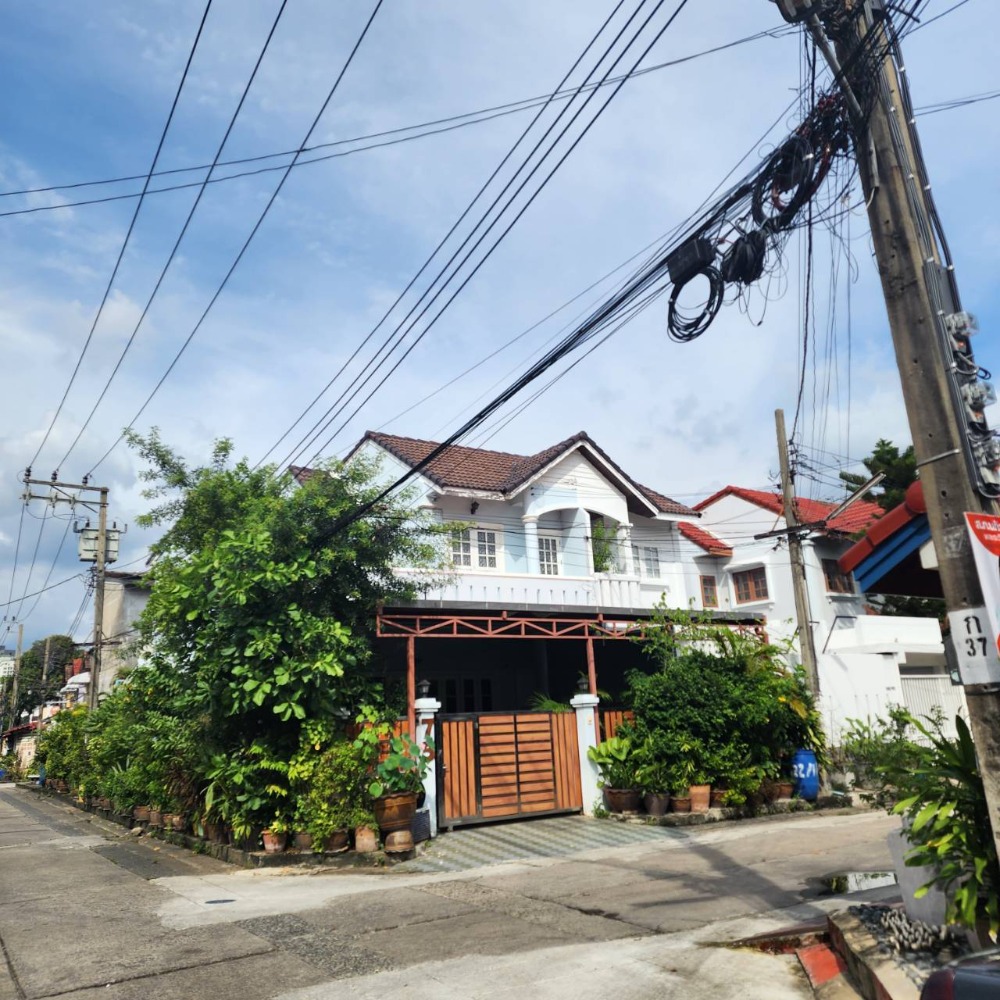 For SaleHouseRamkhamhaeng, Hua Mak : 🔅Selling a large 2-storey twin house, corner house, near the Orange Line MRT station, Sri Sukhothai Village, Soi Ramkhamhaeng 36/1