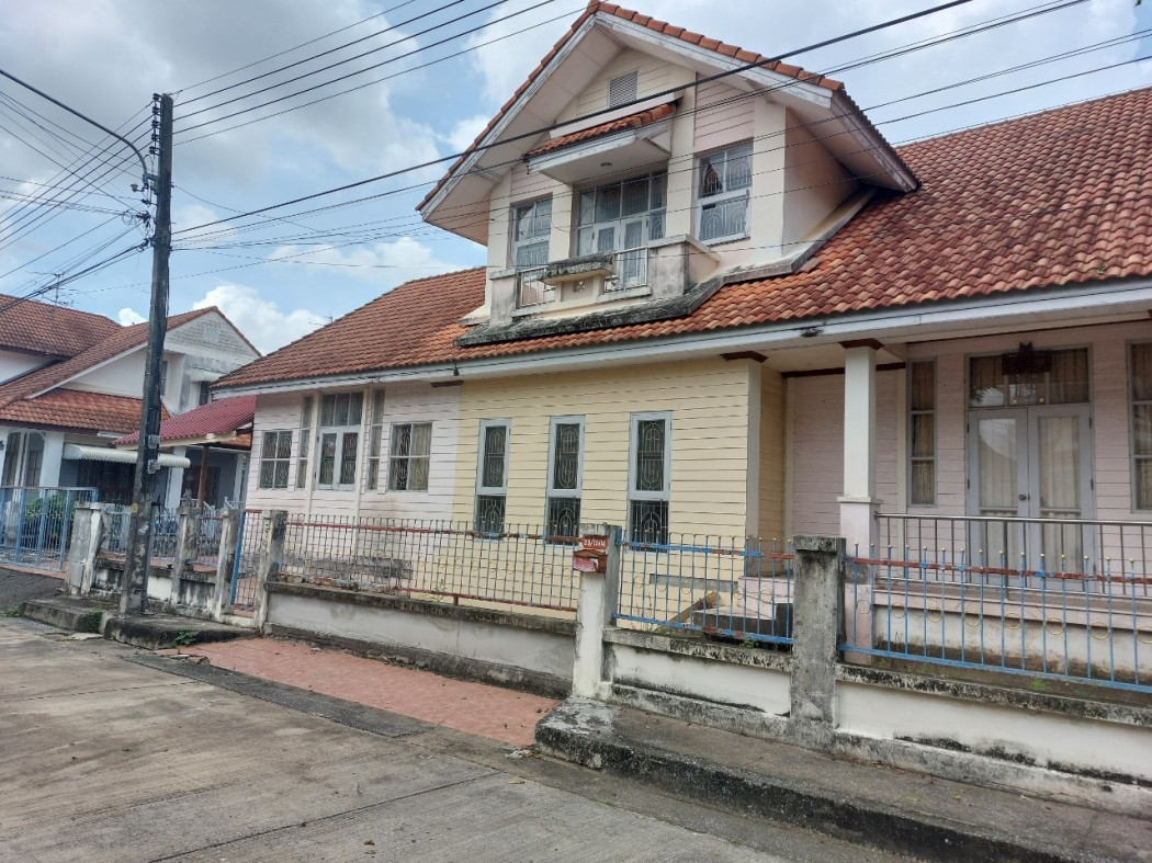 Land for sale with buildings, cheap price, in the village of Worarak