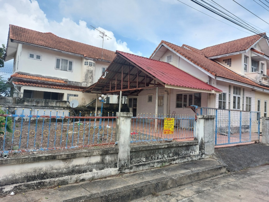 Land for sale with buildings, cheap price, in the village of Worarak