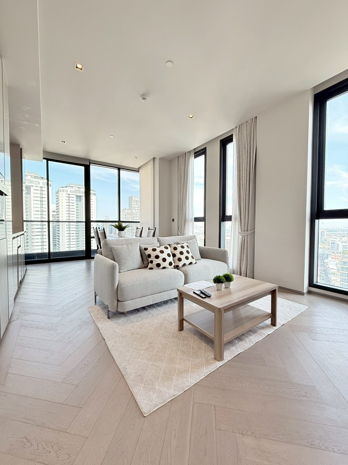 For RentCondoSathorn, Narathiwat : Luxury Fully furnished condo for rent in Soi Suan Plu 2 Bedrooms - Sathorn